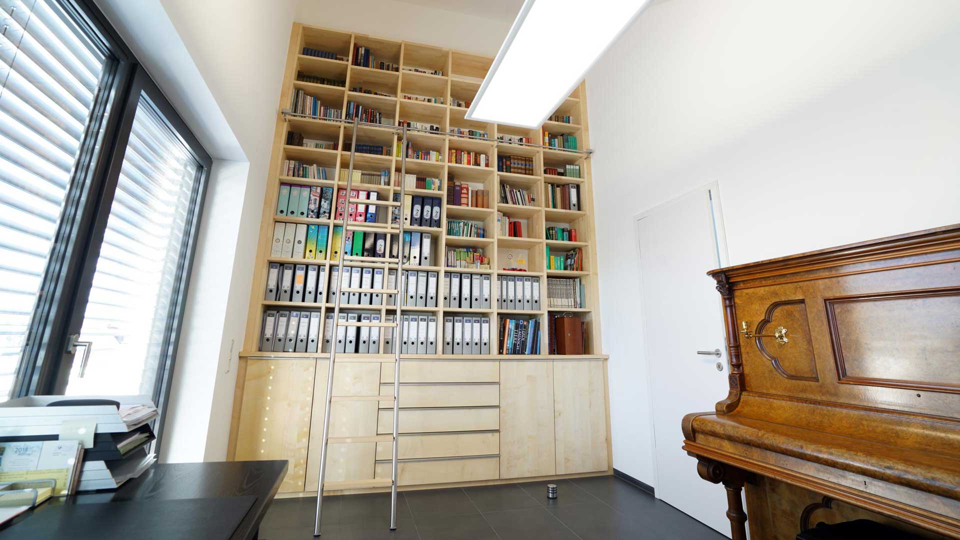 Massivholz Bibliothek aus Ahorn - Bücherregal mit Bibliotheksleiter im Arbeitszimmer